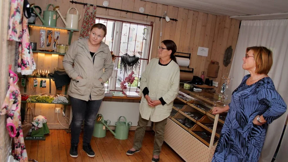 Annie Eriksson är en av hantverkarna som säljer hantverk på kommission hos Lena och Elisabet. Nu kom hon med en ny leverans av traktortröjor för barn.