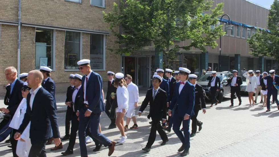 Som vanligt fyllsTierps gator med glada studenter, några timmar innan det är dags för årets utspring från Högbergsskolan.