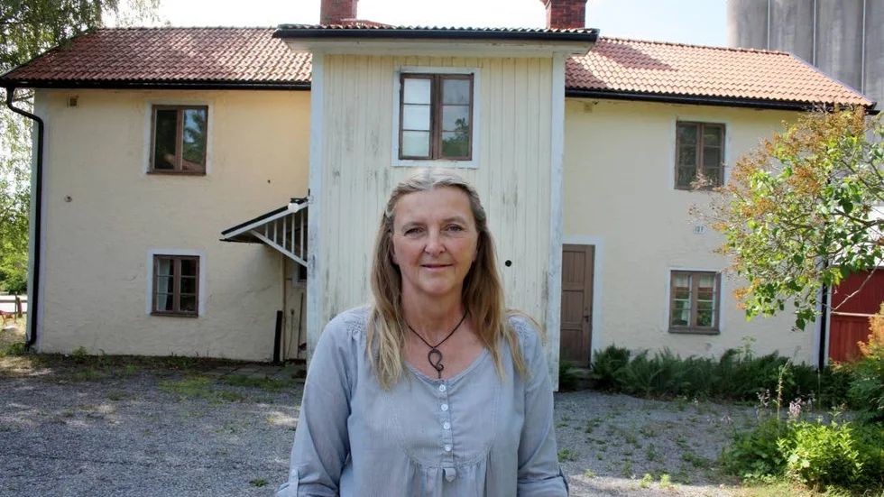 Inger Egebrink framför hembygdsgården Karlsro.