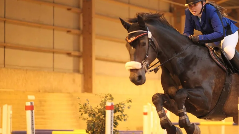 Frida Axén, Jälla hästsportförening vann seniorernas DM-hoppning med hästen Chocolate Chip. Hon var ensam felfri i omhoppningen.
