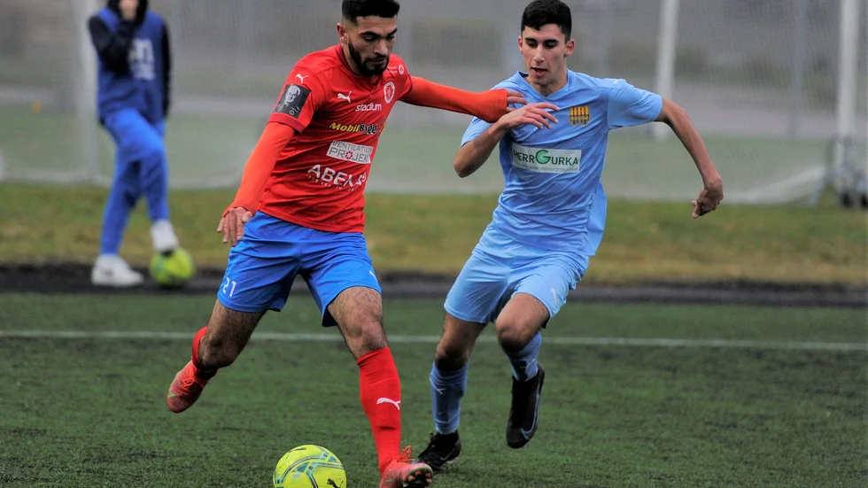 Serder Hamo i en match under slutet av förra säsongen. Wingbacken har nu skrivit nytt kontrakt med Bissarna.