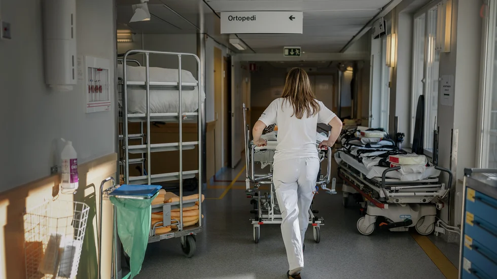 Studenter, forskare och pensionärer ska uppmanas att stötta i vården. 