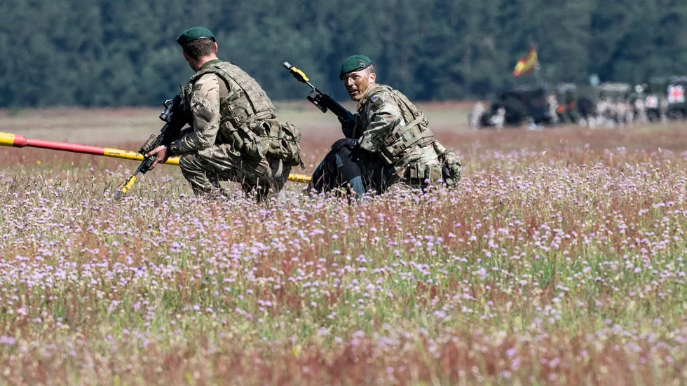 "Köp en färdig brittisk brigad." En samordningslösning som debattören tror kan vara ett alternativ när det ska rustas.