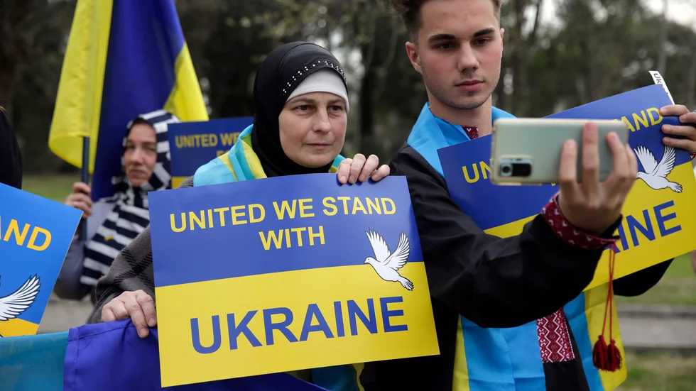 En ukrainsk familj protesterar mot den ryska invasionen av Ukraina nära utrikesdepartementet i Pakistans huvudstad Islamabad. Arkivbild.
