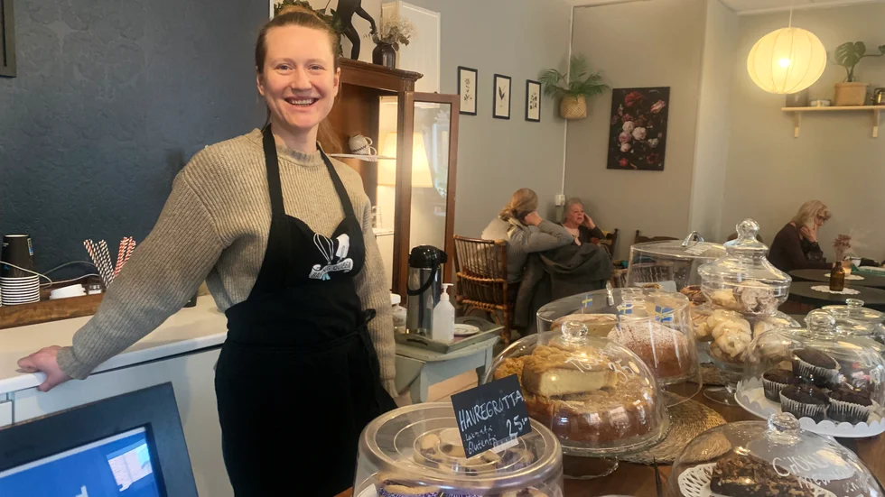 "Vi håller ut så länge det går", säger Johanna Svensson på Café Selma som valt att inte höja priset.