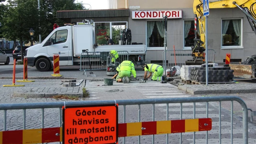 Som en förberedelse till kommande asfaltering läggs nya stenar på gatan nära Resecentrum.