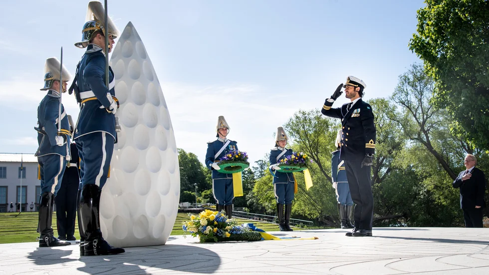 Prins Carl-Philip hedrar veteraner under Veterandagen vid minnesmonumentet "Restare" i Stockholm. Nu finns planer på att resa någon form av minnessten för veteraner i Östhammar. Arkivbild.