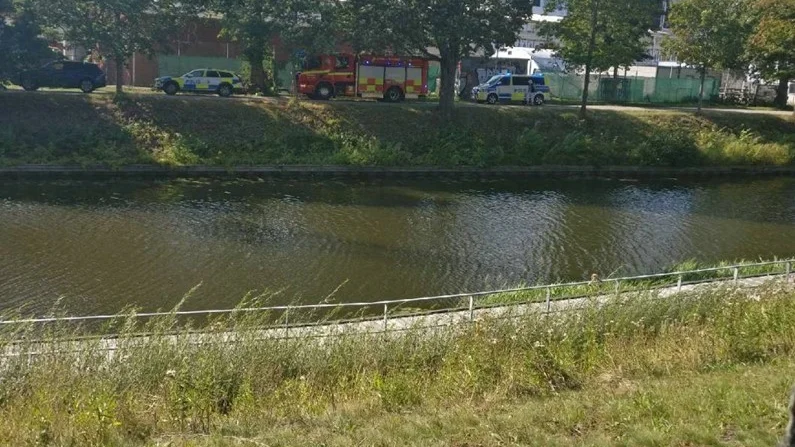 Drunkningstillbudet inträffade vid gamla ingången till Studenternas. En barnvagn med ett barn i hamnade i Fyrisån. Barnet är fört till Akademiska sjukhuset i Uppsala.