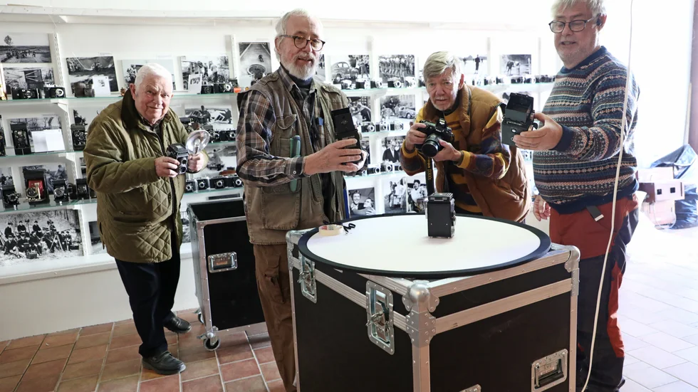 Veteranerna Åke Svensson, Lars T Jacobson, Christer Elderud och Lars Rosengren,  Pressfotografernas Klubb östra, packar ner alla kameror när Kameramuseet i Vadstena måste avvecklas.