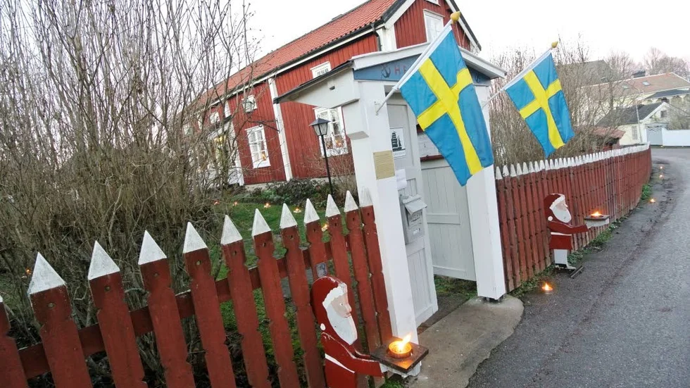 Marschaller. Tusen marschaller smyckade gatorna i Öregrund till skyltsöndagen och ledde bland anant till hembygdsgården.