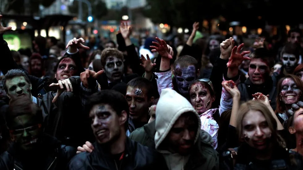 Folknöje. "Zombie Walks" är ett fenomen som spritt sig världen över. Då klär folk ut sig till zombier och rör sig genom städer – här i Belgrad, Serbien.
