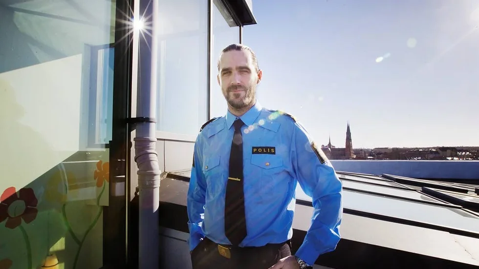 Polis. - Vi har blivit bättre på att se tecken på att folk odlar  cannabis, säger Magnus Hänström vid Uppsalapolisen.