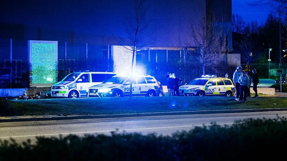 polisbilar utanför polishuset, kvällsbild
Foto : STAFFAN CLAESSON  20150422