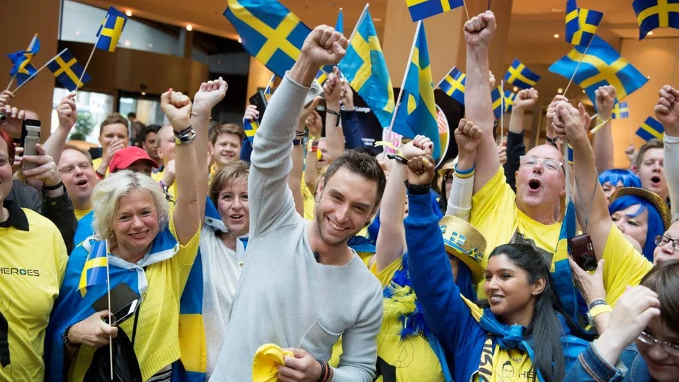 Måns Zelmerlöv laddar med svenska fansen i Wien.