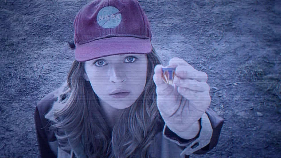 Casey (Britt Robertson) är en ung kvinna med framtidstro i en värld som drabbats av undergångsstämning, i Tomorrowland: The world beyond.