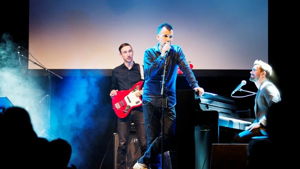 Det bjöds på mycket engagemang och små incidenter på scen när veteranen Anders Widmark med band spelade på Svandammshallarna.