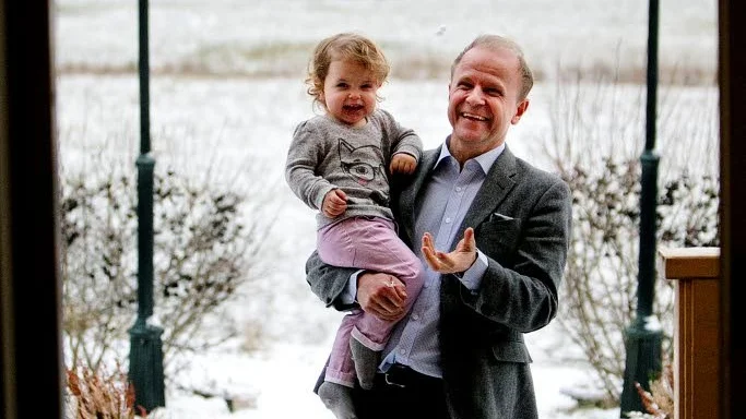 Fostrets rätt. Mikael Oscarsson leker med sin yngsta dotter Alina. 1991 grundade han organisationen Ja till Livet i Uppsala som menar att fostrets rättigheter måste försvaras. I dag är han riksdagsledamot för Kristdemokraterna och motionerar varje år för att utreda nuvarande abortlag.