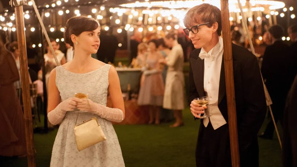 Eddie Redmayne och Felicity Jones spelar paret Hawking, från den första förälskelsen till övre medelåldern, genom ett liv som blir både svårt och underbart.