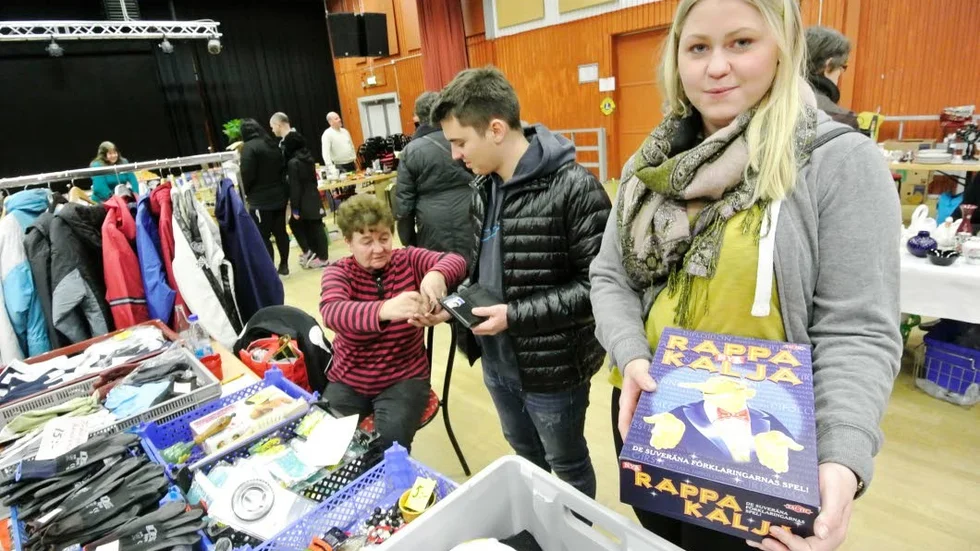 Spelsugna. Frida Erblad och Simon Samuelsson från Göteborg fyndade ett sällskapsspel hos Gull-Britt Boström från Marma, som själv köpt spelet på loppis.