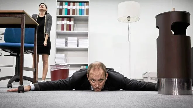 Thérèse Svensson och Samuel Fröler i ”Den halvfärdiga himlen” på Strindbergs intima teater, som baserades på Tomas Tranströmers dikter.