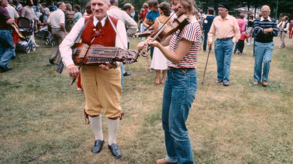 Legendar. Erik Sahlström tillsammans med dottern Sonja Sahlström på spelamansstämma i Vendel 1985. (arkivbild)