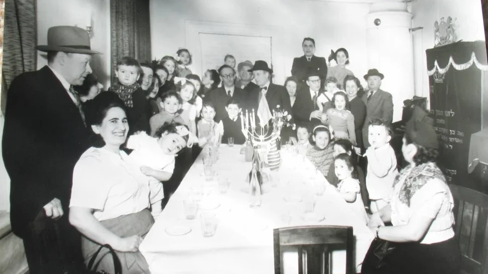 Trädgårdsgatan 1951. Hugo Valentin, judiska föreningens ordförande, i mitten.