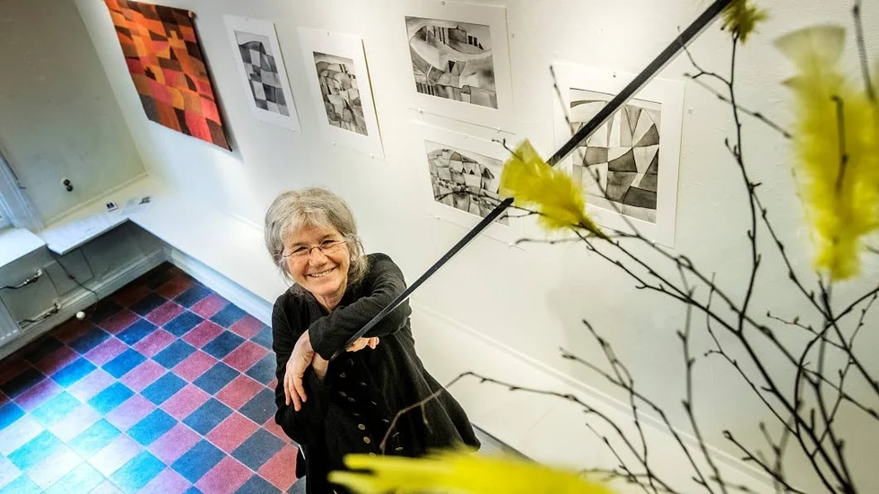 Lill Sjöström ställer ut akvarellmålningar och vävar på Galleri 1.