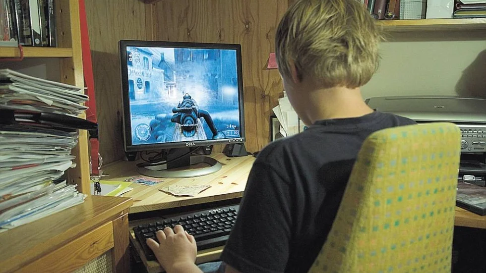 En pojke spelar dataspel.