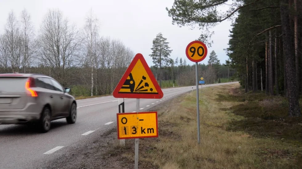 Vägbeläggningen mellan Tierp och Söderfors orsakar skador på bilarna. Foto: Peter Frisberg