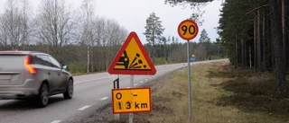 Bilrutor spräcks av vägbeläggning
