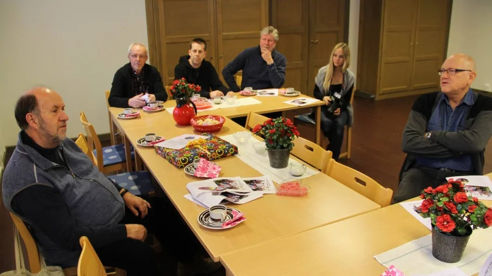Lars Gustafson (t v) fick ta emot pris för sitt engagemang i flyktingmottaganden i Norduppland.
