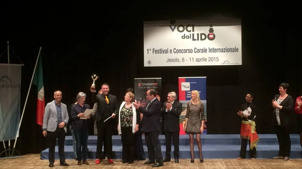 Tony Margeta höjer segerpokalen i tävlingen Voci Dal Lido i Venedig på lördagskvällen.