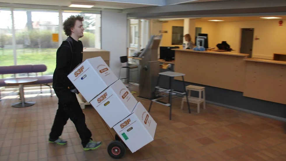 Det var full fart framåt med flyttlådorna när polisen flyttade till sina nya lokaler. Johannes Olsson hade det svettigt.