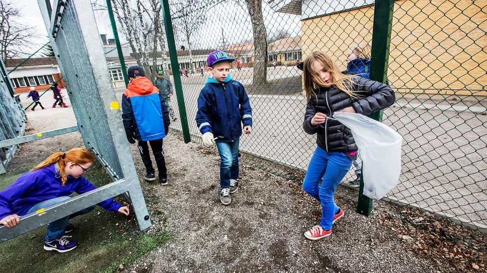 Storstädning. Centralskolans fritids ägnar veckan innan Earth Hour till att prata om miljöfrågor. Trots snålblåst samlade de skräp på skolgården som sedan källsorterades. Från vänster: Emelie Melin, Elliot Eklund, Leo Brink och Sara Wadelius.