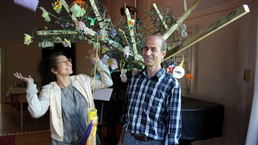GLADA. Giulia Ray och Motaz Khouli arbetar med Språkkaféet och Konsthallen.