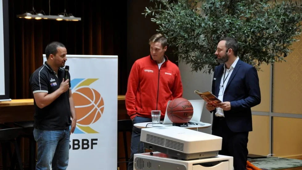 Diskussion. Uppsala Baskets coach Kevin Gaines och spelaren Axel Nordström frågades ut av basketbollförbundets Johannes Wohlert på den årliga upptaktsträffen inför ligastarten.