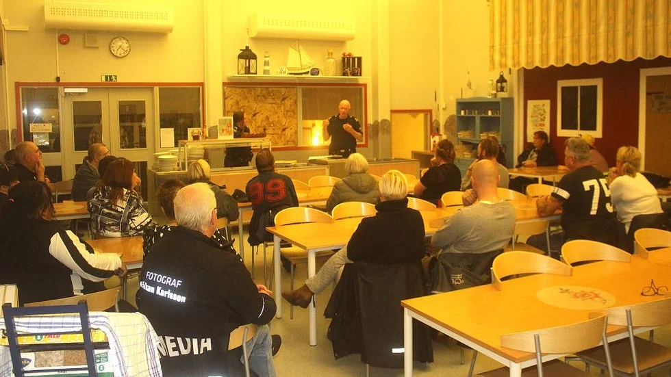 Många. Ett drygt 30-tal Skärplingebor var på plats när polisen informerade om grannsamverkan.