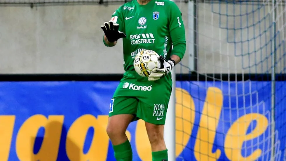 Tillbaka. Josh Wicks står i mål för Sirius mot Djurgården.