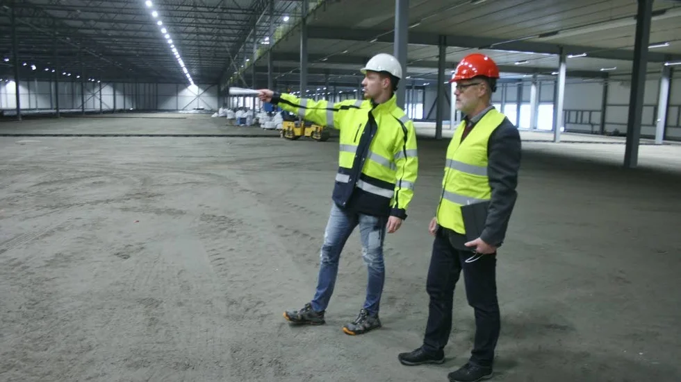 3000 kubikmeter betong. Erik Alklid och Henrik Lindley diskuterar hur arbetet med gjutningen av den 38 000 kvadratmeter stora golvytan fortskrider. Sammanlagt går det åt 3 000 kubikmeter betong till gjutningen.