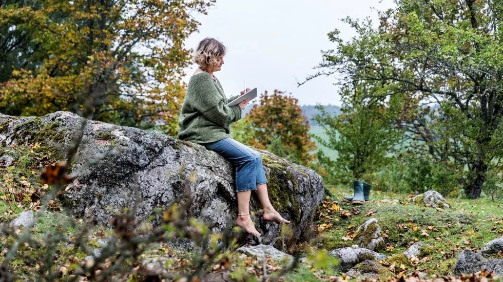 Idérik. För att skapa utrymme till nya idéer spenderar hon mycket tid utomhus. Ibland utan skor.