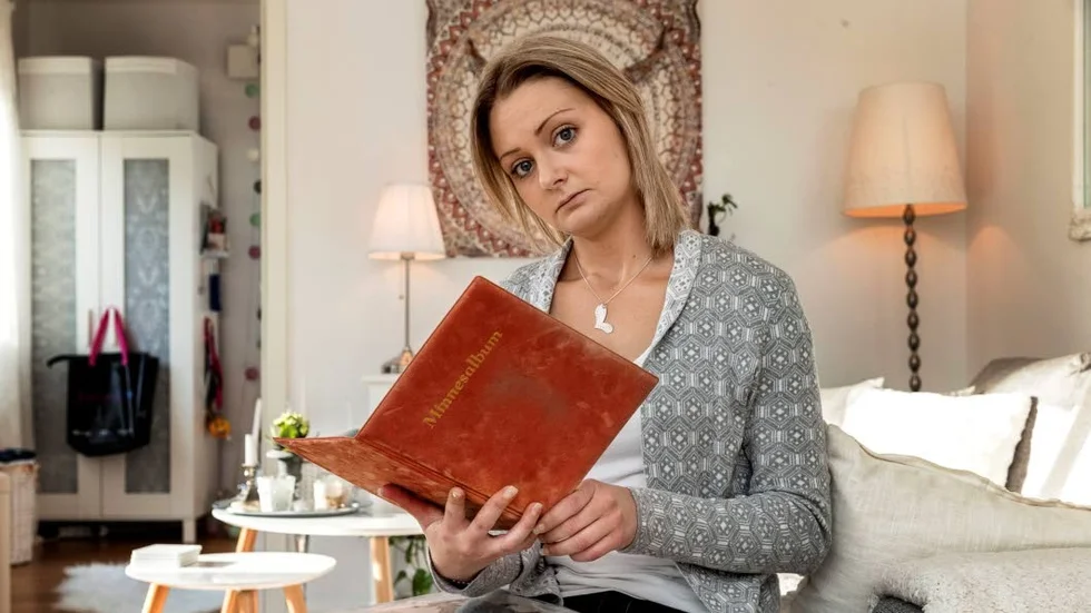 Samtalsgrupp för närstående som förlorat någon i självmord har hjälpt Frida Runhagen att hitta en väg ut ur sorgen efter sin pappa. I en minnesbok över pappan vårdar hon hans minne, där har hon bilder på sin pappa.
