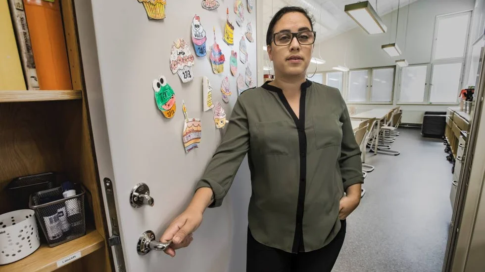 Skolstart. Under veckan förbereder                lärarna årets undervisning, inför elevernas ankomst till skolsalarna i nästa vecka. Enligt läraren och skyddsombudet Hala Alwani har många små arbetsuppgifter tillkommit som tillsammans pressar lärarkåren hårt. Nu hoppas hon att                  kommunens utlovade satsning på lärarassisteneter ska avlasta. Det skulle kunna ge mer tid för undervisning och planering, menar hon.