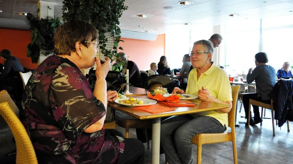 Karin Wallenborg och Karin Jansson är nya matgäster, men väldigt nöjda med både mat och service.