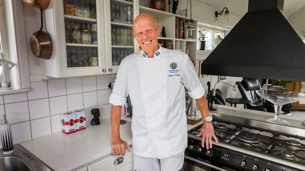 Fyller 60. Göran Pändel Berggren i köket hemma i Uppsala.