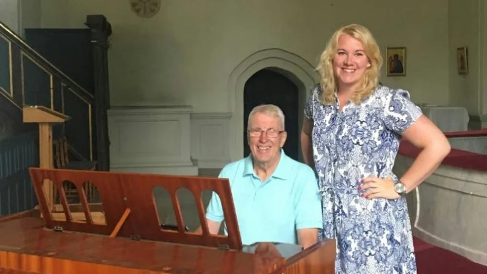 Sopranen Linda Johansson och pianisten Rolf Carlsson underhåller i Tillinge kyrka söndag den 27 augusti.