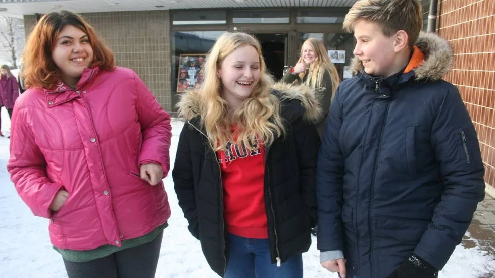 Kände igen sig. Sjundeklassarna Sorana Fechete (till vänster), Emma Martinell och Freddie Karlsson kände igen sig i teaterföreställningen i Fokus i Östervåla som lyfte ungas nätvanor och attityder på sociala medier.