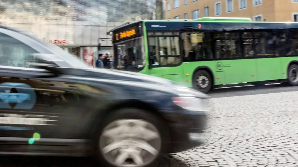 Kan inte välja bussen. Kristina Olsson tycker inte att det är rimligt att hennes grannar, som har poblem att gå, ska behöva ta taxi för att det blivit så långt till närmaste hållplats.