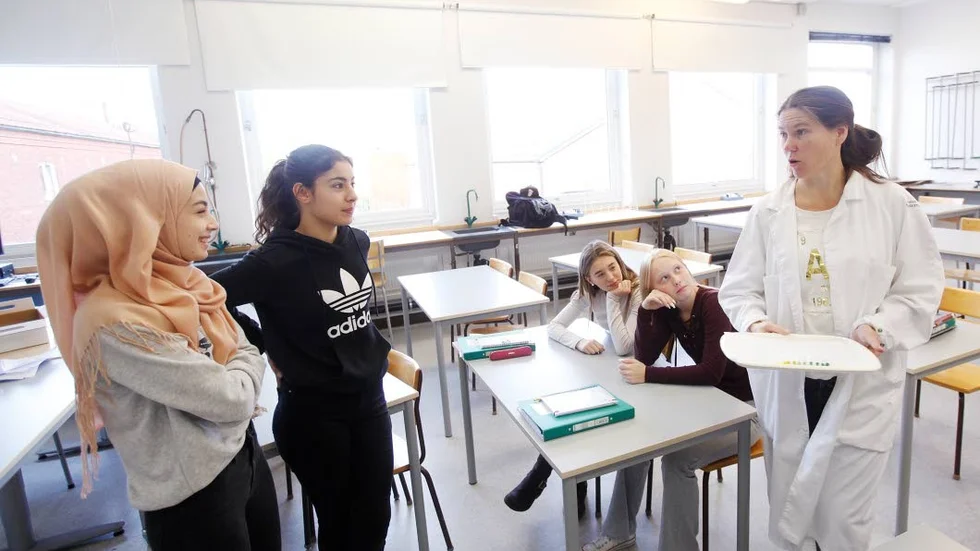 Nyfikna. Anki Holm förklarar experimentet för Lina AL Rifai och Tabarak Yousif. De tycker om att lära sig nya saker.