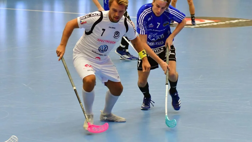 Hagundas Felix Abrahamsson i blått.