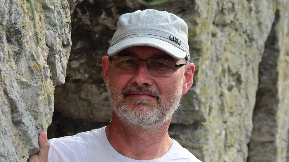 Christer Rindebratt har skrivit en humoristisk deckare som utspelar sig i ett lite annorlunda Uppsala.